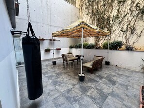 Terrace/patio - Cozy 1-bedroom apartment in serene Amman with AC and gym access (Amman)