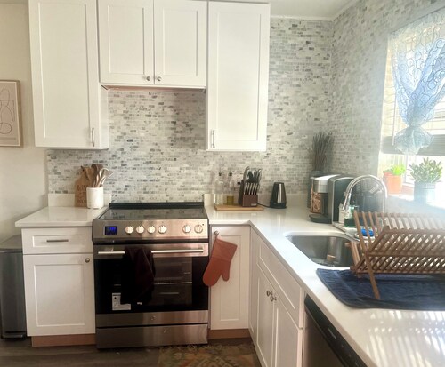 1 bedroom in shared house with 2 twin beds and private entrance