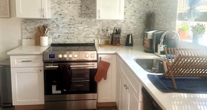 1 bedroom in shared house with 2 twin beds and private entrance