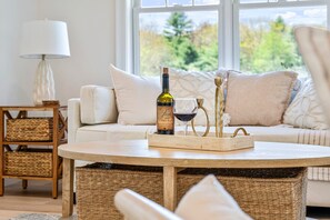 TV, fireplace - Casa Bianca spacious retreat, heated pools, clubhouse, close to beaches (Arundel)