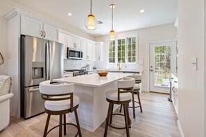Microwave, stovetop, dishwasher, paper towels - Casa Bianca spacious retreat, heated pools, clubhouse, close to beaches (Arundel)