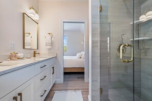 Shower, hair dryer, towels, soap - Casa Bianca spacious retreat, heated pools, clubhouse, close to beaches (Arundel)