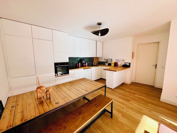 Private kitchen - Large, bright apartment with terrace, parking included, a stone's throw from the sea. (Marseille)
