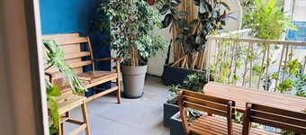 Large, bright apartment with terrace, parking included, a stone's throw from the sea.