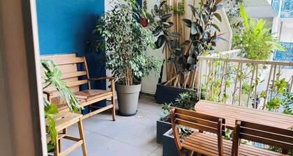 Large, bright apartment with terrace, parking included, a stone's throw from the sea.