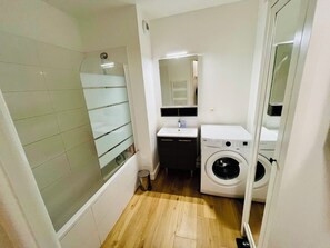 Toallas, jabón, papel de baño 