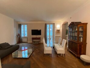 TV connectée, livres, écrans d'ordinateur