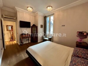 1 chambre, bureau, fer et planche à repasser, lit de bébé portatif