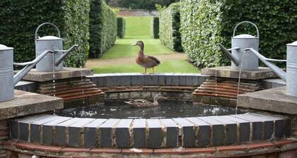 Relaxing countryside retreat with friendly sheep neighbours and nature views!