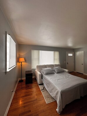 Tabla de planchar con plancha, wifi y ropa de cama 