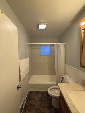 Secador de pelo, toallas, jabón, papel higiénico