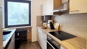 Kaffetrakter/tekoker, kjøleskap, mikrobølgeovn og kokeplater
