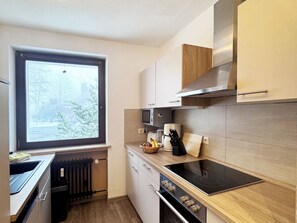 Kaffetrakter/tekoker, kjøleskap, mikrobølgeovn og kokeplater