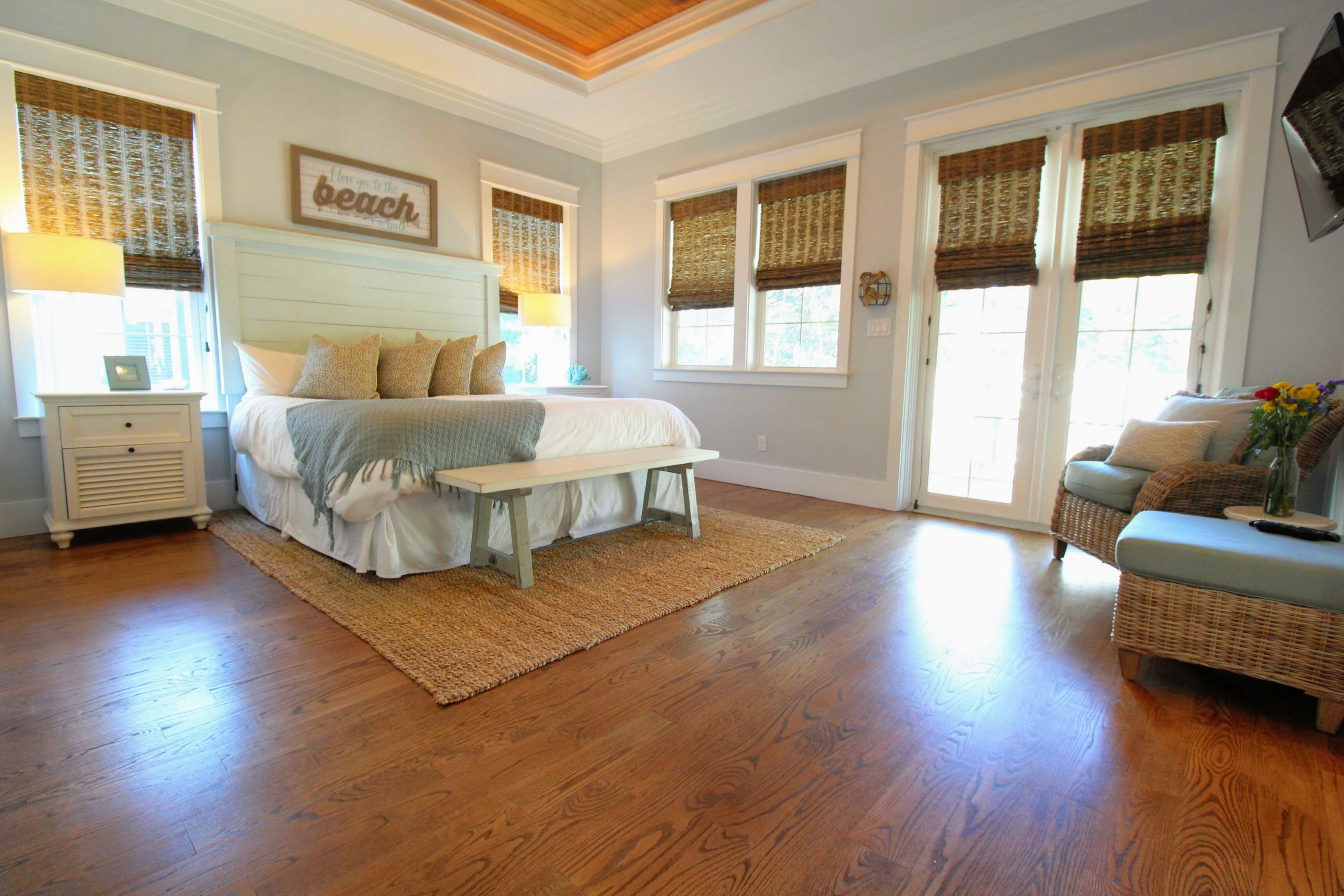 Tabla de planchar con plancha, wifi y ropa de cama 