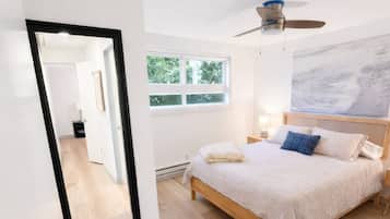 2 slaapkamers, een strijkplank/strijkijzer, reisbedje, beddengoed