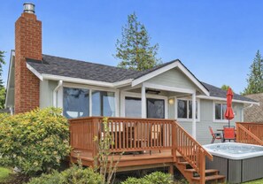 Exterior - Cozy home in Langley over looking Baby Island + Hot Tub (Langley)