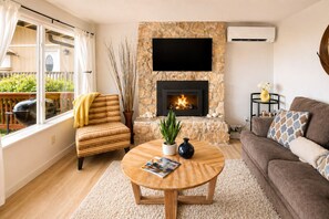 Smart TV, chimenea, libros y biblioteca musical 