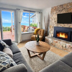 Una Smart TV, una chimenea, libros, una biblioteca de música