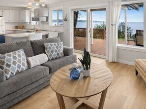 Smart TV, fireplace, books, music library - Langley Beachfront with Beach Access and NEW Hot Tub (Langley)