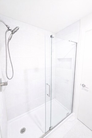 Secador de pelo, toallas, jabón, shampoo