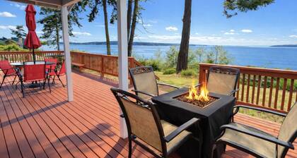 Cozy home in Langley over looking Baby Island + Hot Tub