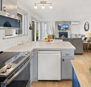 Kylskåp, mikrovågsugn, ugn och spishäll