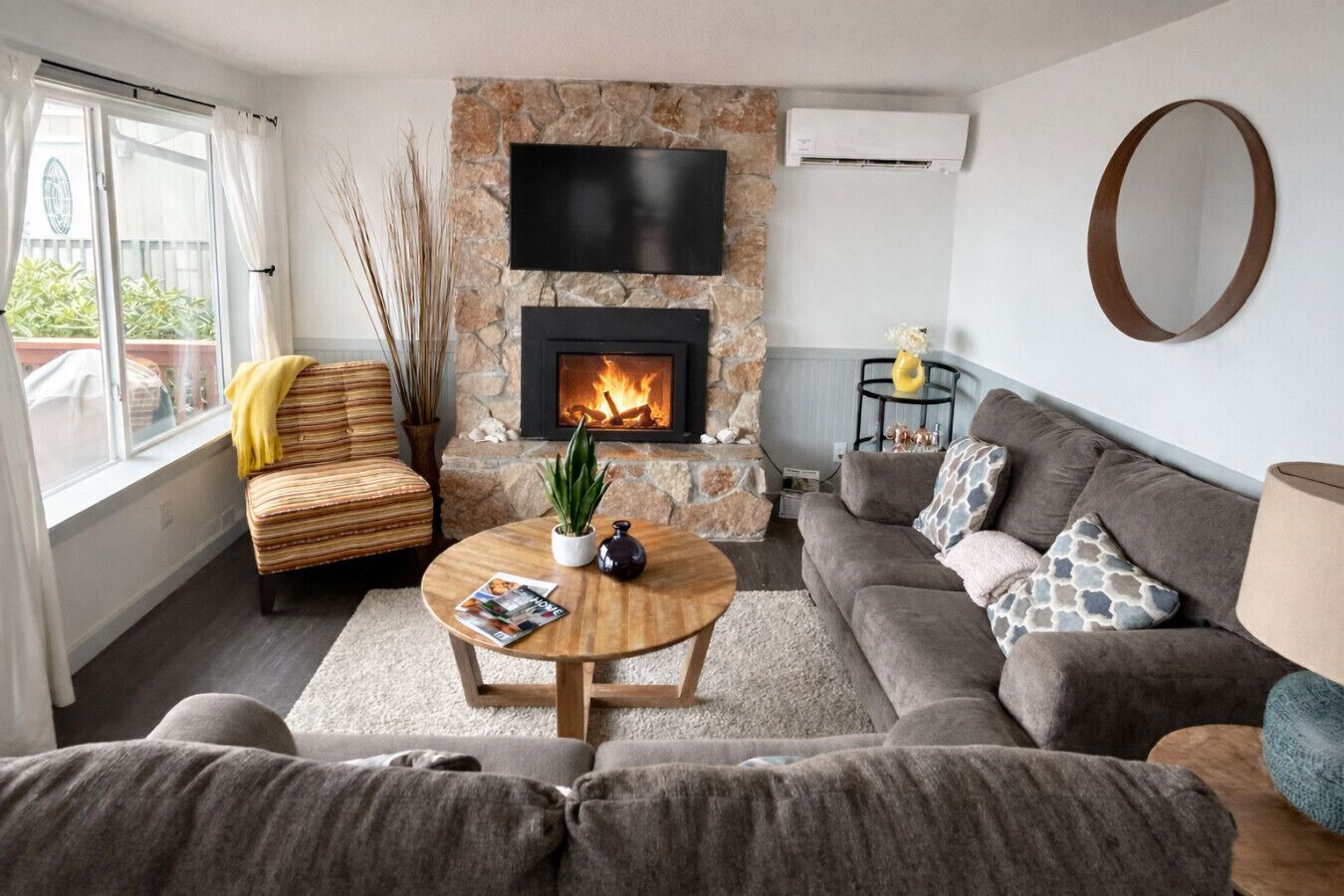 Smart TV, chimenea, libros, biblioteca de música