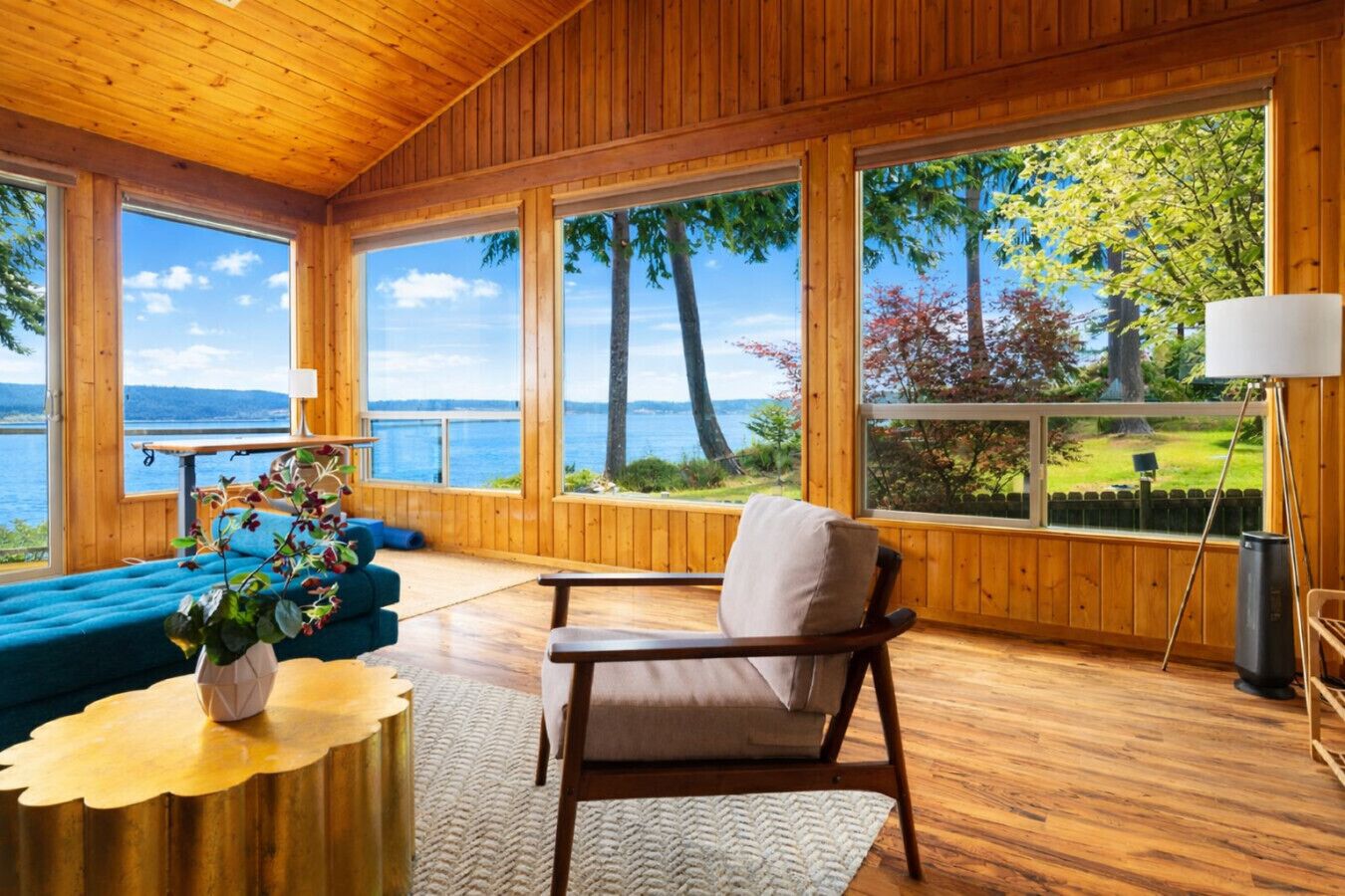 Smart-TV, peis, bøker og musikkbibliotek