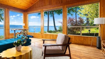 Smart-TV, peis, bøker og musikkbibliotek