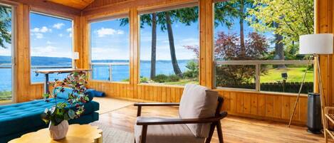 Smart-TV, peis, bøker og musikkbibliotek