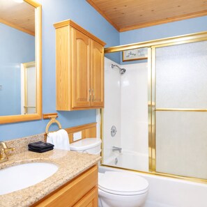 Secador de pelo, toallas, jabón, shampoo