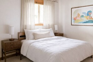 2 habitaciones, escritorio y tabla de planchar con plancha