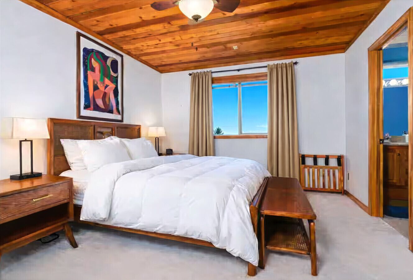 2 habitaciones, escritorio y tabla de planchar con plancha 