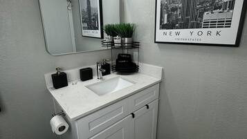 Haartrockner, Handtücher, Toilettenpapier