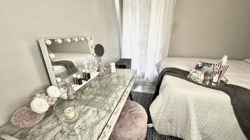 Iron/ironing board, WiFi, bed sheets