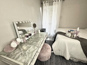 Tabla de planchar con plancha, wifi y ropa de cama 