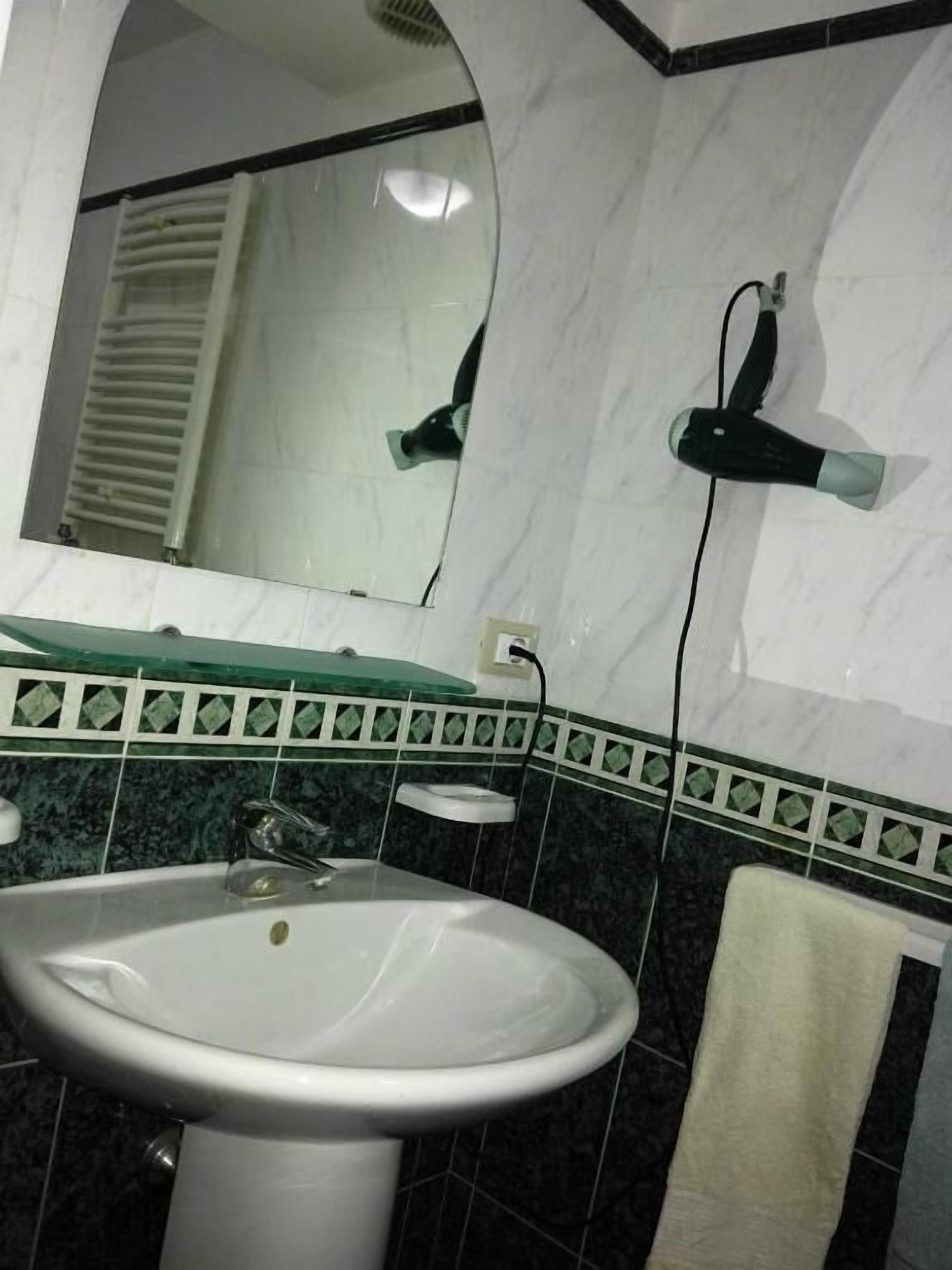 Chambre Triple, balcon | Salle de bain