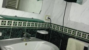 Tremannsrom – comfort, 1 soverom, aircondition | Bad | Hårføner, badekåper, bidé og håndklær