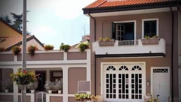 Quarto triplo, sacada | Fachada