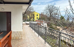 Property grounds - Lovely apartment in Icici with WiFi (Icici)