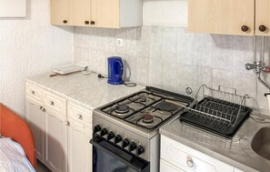 Fridge, stovetop, coffee/tea maker, cookware/dishes/utensils - Lovely apartment in Icici with WiFi (Icici)