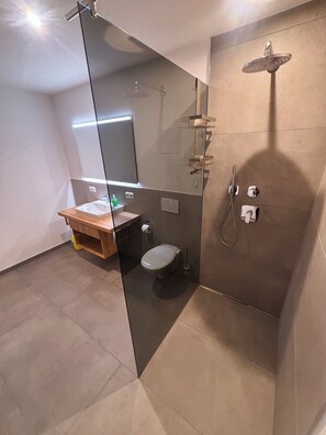 Shower, hair dryer, towels, soap - 2-room vacation apartment "Rapsblüte" - Ferienappartements Marschall-Hof (Bodnegg)