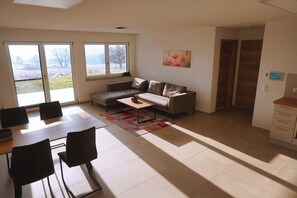 Smart TV, table football, ping pong - 2-room vacation apartment "Rapsblüte" - Ferienappartements Marschall-Hof (Bodnegg)
