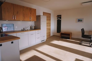 Coffee/tea maker, fridge, oven, stovetop - 2-room vacation apartment "Rapsblüte" - Ferienappartements Marschall-Hof (Bodnegg)