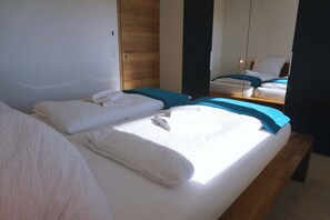 Tabla de planchar con plancha, wifi gratis y ropa de cama 