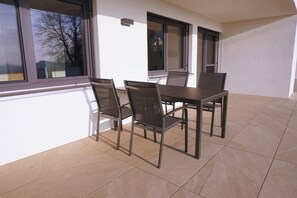 Outdoor dining - 2-room vacation apartment "Rapsblüte" - Ferienappartements Marschall-Hof (Bodnegg)