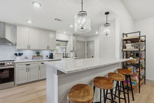 Cozy 3 Bedroom Home: Quiet Country Neighborhood, Big Kitchen and private Hot Tub