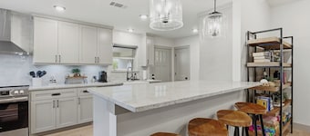 Super Nice! Cozy, Country Quiet Neighborhood, Big Kitchen and Private Hot Tub