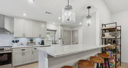 Cozy 3 Bedroom Home: Quiet Country Neighborhood, Big Kitchen and private Hot Tub