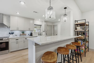 Super Nice! Cozy, Country Quiet Neighborhood, Big Kitchen and Private Hot Tub